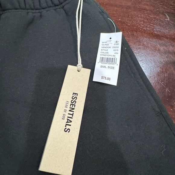 Essentials fear of god shorts black size small - Picture 4 of 8